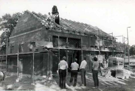 ARH Slg. Bartling 1417, Feuerwehrhaus beim Richtfest, fünf Männer vor dem Haus stehend zum Zimmermann auf dem Dachstuhl aufschauend, Averhoy, 1987