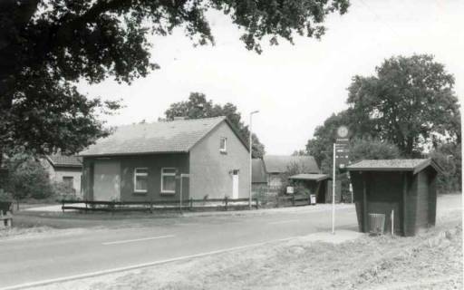 ARH Slg. Bartling 1420, Feuerwehrhaus an der Ecke Averhoyer Straße / Im Dorn, Blick von der gegenüberliegenden Straßenseite über die Haltestellen auf das fertige Haus, Averhoy, 1987
