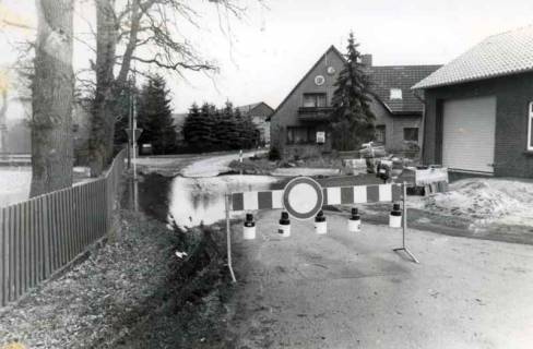 ARH Slg. Bartling 1438, Hochwasser, Sperrung der Straße Im Dorn am Feuerwehrhaus, Averhoy, 1987