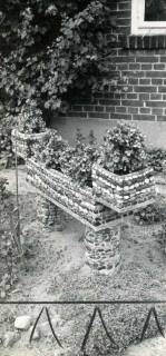 ARH Slg. Bartling 1447, Mit Kieselsteinen verzierte, mit Blumen bepflanzte Kübel im Vorgarten eines Hauses, Averhoy, 1973
