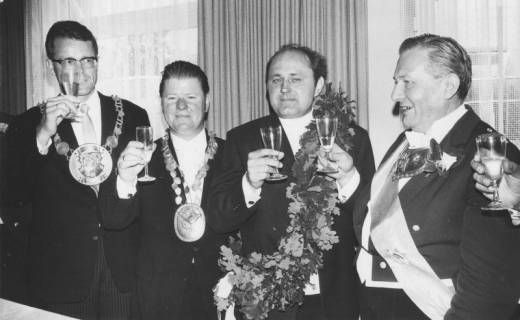 ARH Slg. Bartling 1453, Proklamation der Schützenkönige bei Bürgermeister Fritz Temps (links, mit Bürgermeisterkette) und Kommandeur Robert Kemmerich (rechts, mit Kommandeursschild), Neustadt a. Rbge, 1971