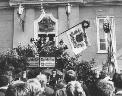 ARH Slg. Bartling 1474, Abholen der Schützenfahne vom Alten Rathaus, auf dem mit Zweigen geschmückten Podest der Treppe wird die Fahne durch Fähnrich Günter Schrader geschwenkt und den zuschauenden Schützen gezeigt, Neustadt a. Rbge, um 1970