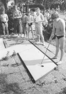 ARH Slg. Bartling 1493, Jugendliche in Badekleidung beim Spielen auf einer Bahn des Minigolfplatzes an der Suttorfer Straße, Neustadt a. Rbge, um 1970