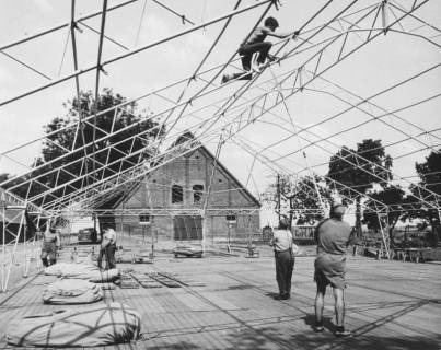 ARH Slg. Bartling 1513, Aufbau der Unterkonstruktion eines Festzeltes neben der Bürgerhalle, Neustadt a. Rbge., um 1970