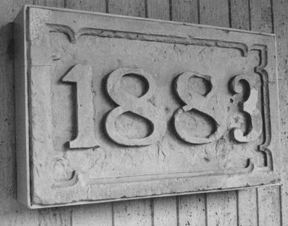 ARH Slg. Bartling 1514, Sandsteinplatte mit der Jahreszahl "1883" nach der Neuplatzierung am neuen Freizeitzentrum, Neustadt a. Rbge., 1972