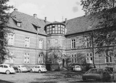 ARH Slg. Bartling 1523, Schlosshof, Blick auf den nördlichen Eckturm, Neustadt a. Rbge., um 1975