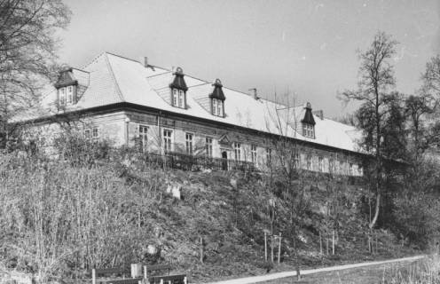 ARH Slg. Bartling 1526, Schlossfassade von Südosten (mit leicht verschneitem Dach), Blick vom Uferweg an der Kleinen Leine über die Böschung nach oben, Neustadt a. Rbge., um 1975