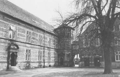 ARH Slg. Bartling 1530, Schlosshof, Blick auf den südlichen Eckturm, Neustadt a. Rbge., um 1975