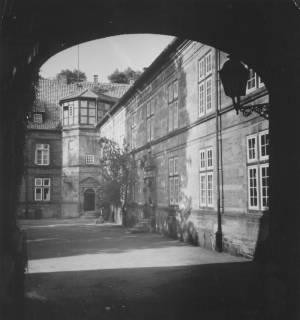 ARH Slg. Bartling 1532, Schlosshof, Blick durch den südlichen Torbogen auf den nördlichen Treppenturm, rechts der Ostflügel, Neustadt a. Rbge., 1975