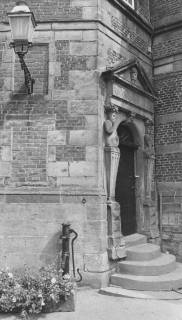 ARH Slg. Bartling 1552, Schlosshof, Portal des nördlichen Treppenturms mit Laterne und Wasserpumpe, Blick von Südwesten, Neustadt a. Rbge., 1973