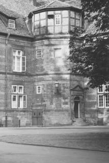 ARH Slg. Bartling 1554, Schlosshof, Portal des nördlichen Treppenturms mit Eingang zum Sektkeller, Blick von der westlichen Seite des Hofes an der Kastanie vorbei, Neustadt a. Rbge., um 1973