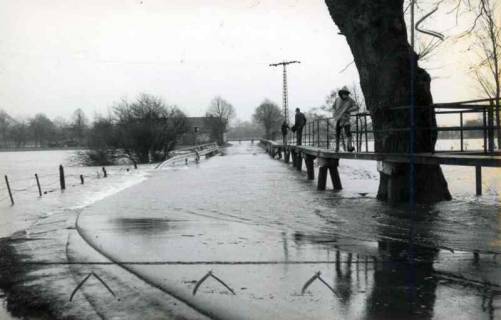 ARH Slg. Bartling 1557, Leine-Hochwasser am Fährhaus, zwei Männer auf dem Steg, Bordenau, 1974