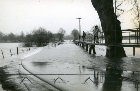 ARH Slg. Bartling 1557, Leine-Hochwasser am Fährhaus, zwei Männer auf dem Steg, Bordenau, 1974