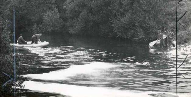 ARH Slg. Bartling 1564, Ölfilm auf dem Wasser der Leine, Entfernung durch die Feuerwehr unter Einsatz von Booten, Bordenau, 1971