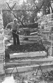 ARH Slg. Bartling 1567, Verlegung der Stufen für die neue Treppe von der Leinemasch zum Schlossgarten durch einen Arbeiter mit Schaufel und Schubkarre, Neustadt a. Rbge., um 1973