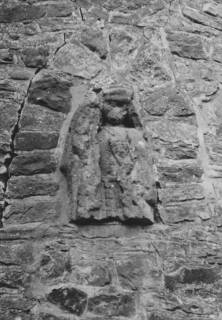 ARH Slg. Bartling 1573, Sandsteinplatte mit verwittertem Reliefbild einer Frau, eingemauert in die südliche Außenmauer der Bastion, Neustadt a. Rbge., um 1970