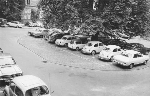 ARH Slg. Bartling 1575, Schlosshof, parkende Autos am Rande und in der Mitte unter der Kastanie, Neustadt a. Rbge., 1972
