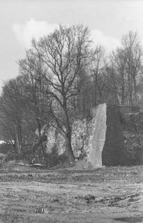 ARH Slg. Bartling 1576, Südspitze der Schlossbastion, Blick von der Leineaue über den von schwerem Gerät zerfahrenen Vorplatz auf die verfallende Außenmauer, Neustadt a. Rbge., um 1970