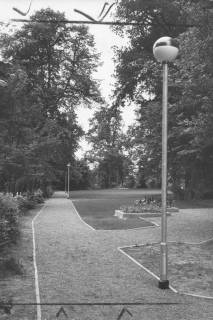 ARH Slg. Bartling 1588, Amtsgarten (Schlossgarten), neu angelegte befestigte Wege mit Laternen, Neustadt a. Rbge., 1973