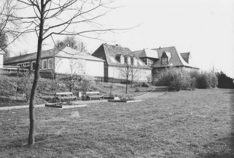ARH Slg. Bartling 1592, Schlossgarten, Blick von Südwesten auf die Gartenfront von Westflügel, Südflügel und Ostflügel der Schlossgebäude, Neustadt a. Rbge., um 1975