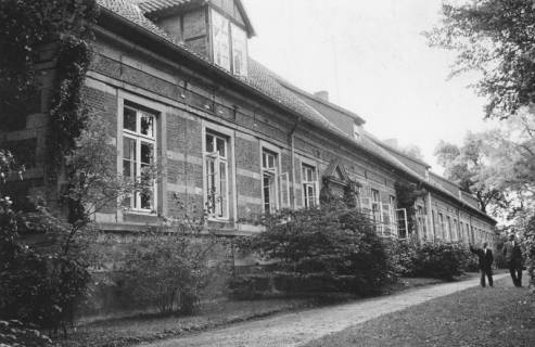 ARH Slg. Bartling 1594, Ostflügel des Schlosses, Fassade samt verwachsenem Eingangsportal vor der Renovierung, Blick von Südosten, Neustadt a. Rbge., 1972