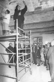 ARH Slg. Bartling 1595, Ostflügel des Schlosses, Besuchergruppe beobachtet auf einem Gerüst stehende Restauratoren bei der Arbeit (beim Freilegen von Deckengemälden), Neustadt a. Rbge., 1972