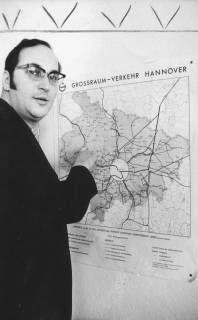 ARH Slg. Bartling 1622, Leiter des Straßenverkehrsamtes Wolfgang Sternitzke, vor einer an der Wand aufgehängten Karte des Grossraum-Verkehrs Hannover, Neustadt a. Rbge., 1974