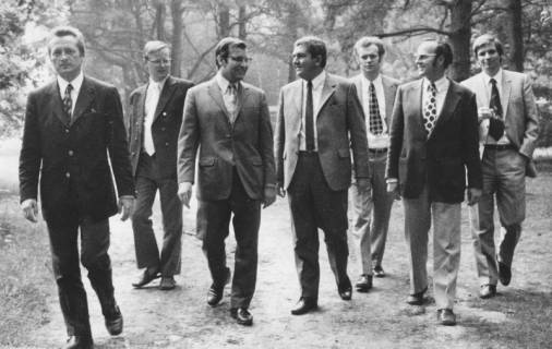ARH Slg. Bartling 1637, Sieben Männer nebeneinander beim Spaziergang durch einen Wald, 1972