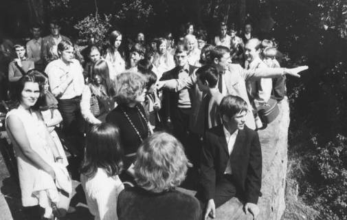 ARH Slg. Bartling 1640, Kreisverwaltungsrat Johannes Spitta führt eine größere Gruppe Jugendlicher durch den Amtsgarten und zeigt am Rande der Bastion mit ausgestrecktem Arm auf das Leinetal, Neustadt a. Rbge., 1970