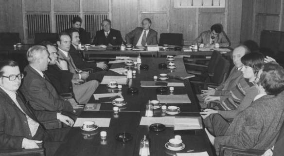 ARH Slg. Bartling 1655, Konferenz von elf Männern und einer Frau an Tischen sich gegenübersitzend im Sitzungssaal des Kreistags, Neustadt a. Rbge., 1972