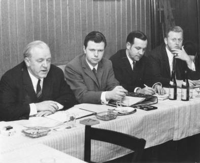 ARH Slg. Bartling 1663, Landrat Friedrich Meyer (SPD), Jürgen Drost (1. Vorsitzender der SPD NRÜ), Ratsherr Wolfgang Kirchmann, Bernd Möller (v. l.) hinter dem Vorstandstisch sitzend, Neustadt a. Rbge., 1970