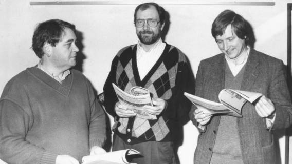 ARH Slg. Bartling 1677, Das Leitungstrio der Kreisvolkshochschule: Bernd Rebens, Horst Netzel, Rainer Vasel (v. l.), jeweils mit Programmheft in der Hand, Neustadt a. Rbge., um 1980