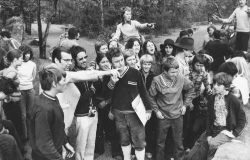 ARH Slg. Bartling 1693, Eine Gruppe von Schülerinnen und Schülern besucht unter Führung von Kreisdirektor Wolfgang Kunze (der mit ausgestrecktem Arm nach rechts zeigt) den Amtsgarten, Neustadt a. Rbge., um 1973