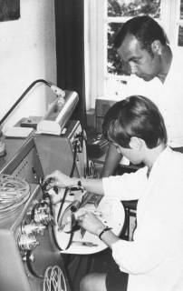 ARH Slg. Bartling 1696, Wolfgang Kirchmann und Mitarbeiterin Klein werkeln an einem 16-mm-Film-Schneidegerät in der Kreisbildstelle, Neustadt a. Rbge., 1970