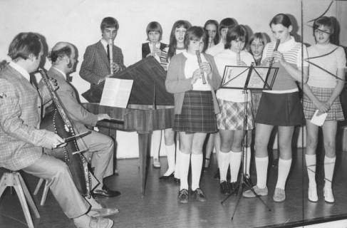 ARH Slg. Bartling 1730, Blockflötenkonzert einer Kindergruppe mit den Realschullehrern Bernward Arand am Spinett und Wolfgang Ische am Cello, Neustadt a. Rbge., 1971