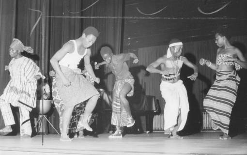 ARH Slg. Bartling 1746, Gruppe von fünf Tänzerinnen und Tänzern einer Austauschschule in Afrika (?) präsentiert heimische Tänze, Neustadt a. Rbge., 1974