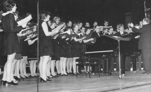 ARH Slg. Bartling 1750, Chor mit Flügel auf der Bühne des Freizeitzentrums, Neustadt a. Rbge., 1972