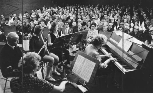 ARH Slg. Bartling 1752, Lehrer Bernward Arand (Alt-Blockflöte) und zwei Lehrerinnen (Cello und Klavier) mit zwei Schülerinnen (Blockflöte) bei einem Konzert im Saal des Freizeitzentrums, Neustadt a. Rbge., 1972