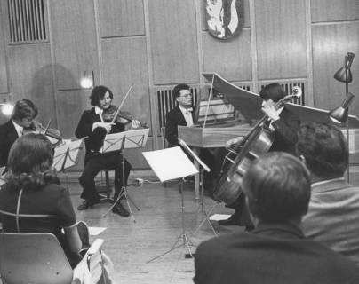 ARH Slg. Bartling 1753, Quartettkonzert von vier Herren im Plenarsaal des Kreistags, im Hintergrund an der Stirnwand das Wappen des Landkreises, Neustadt a. Rbge., 1973