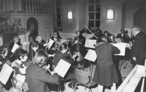 ARH Slg. Bartling 1755, Sinfoniekonzert im Altarraum der Kirche zu Niedernstöcken, Blick von der linken Seite, Niedernstöcken, 1974