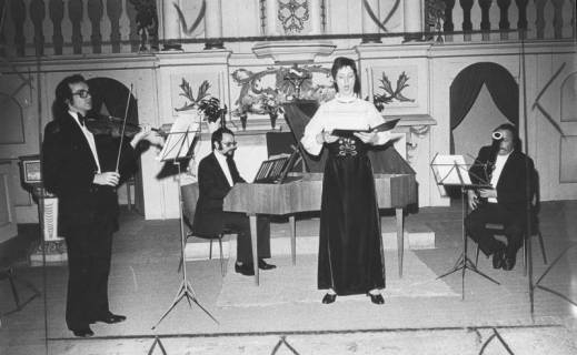 ARH Slg. Bartling 1758, Konzert einer Gesangssolistin mit Instrumentalbegleitung durch ein Trio (Cembalo, Violine, Fagott) im Altarraum der Kirche zu Niedernstöcken, Blick auf die Solistin und den Altar, Niedernstöcken, 1974