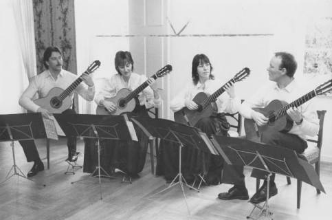 ARH Slg. Bartling 1764, Konzert eines Gitarrenquartetts in wohnlicher Umgebung, rechts: Musikschulleiter Johannes Faber, um 1975