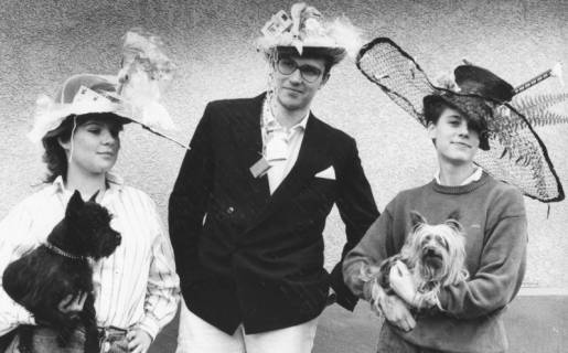 ARH Slg. Bartling 1768, Trio (junger Mann begleitet von zwei Frauen mit Schoßhund auf ihrem Arm) präsentiert sich mit phantastischen Hüten, Neustadt a. Rbge., um 1975