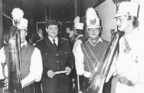 ARH Slg. Bartling 1774, Feuerwehrmann in Ausgehuniform zwischen pausierenden Mitgliedern des Show und Drum Corps "Wölper Löwen", Neustadt a. Rbge., um 1975