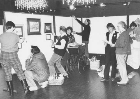 ARH Slg. Bartling 1776, Vorbereitung einer Ausstellung von Hobby-Künstlern im Saal des Freizeitzentrums, Befestigung der Exponate an den Stellwänden, Neustadt a. Rbge., um 1975