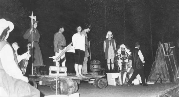 ARH Slg. Bartling 1791, Theateraufführung mit Schauspielern in barocken Kostümen auf der Waldbühne in Otternhagen, Blick vom Zuschaueraum nach rechts auf die Bühne, Otternhagen, 1970