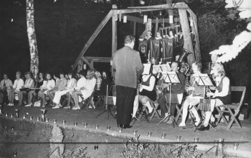 ARH Slg. Bartling 1792, Konzert auf der Waldbühne in Otternhagen, rechts das Blasorchester ("MB") (darüber ein Gerüst mit vier Bläsern), links daneben sitzend die Chorsängerinnen, Otternhagen, 1971