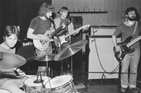 ARH Slg. Bartling 1795, Auftritt der vierköpfigen Neustädter Rockband "Brooklyn mit drei Gitarren und Schlagzeug, Neustadt a. Rbge., 1974