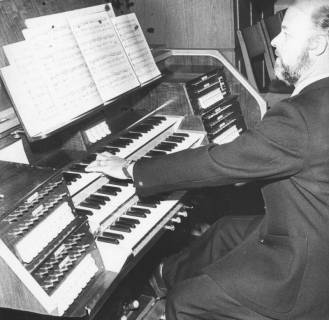 ARH Slg. Bartling 1816, Bernward Arand beim Orgelkonzert in der Liebfrauenkirche am Spieltisch mit drei Manualen, Seitenansicht von links, Neustadt a. Rbge., 1974