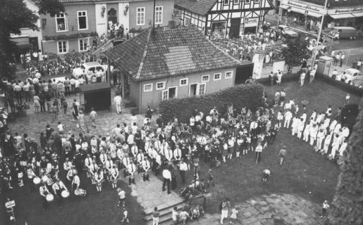 ARH Slg. Bartling 1820, Treffen der Fanfaren- und Spielmannszüge auf dem Kirchplatz, Blick vom Turm der Liebfrauenkirche, Neustadt a. Rbge., 1970